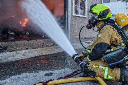 Los bomberos durante las labores de extinción del fuego