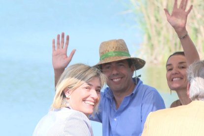 El presidente Carlos Mazón junto con los consellers en una barca en la Albufera.