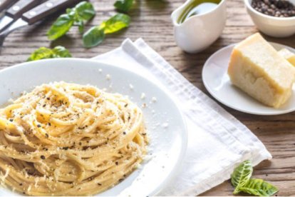 Espaguetis cacio e pepe