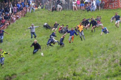 Participantes en una edición reciente del "Cheese Rolling".