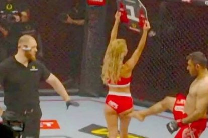 Ali Heibati, propinándole la patada en las nalgas a María, la ring-girl