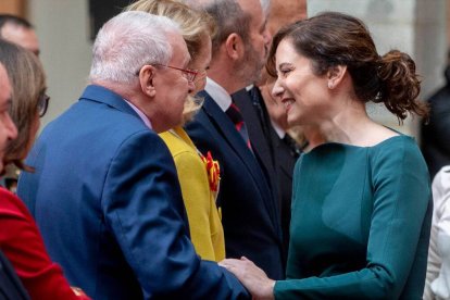 La presidenta de la Comunidad de Madrid, Isabel Díaz Ayuso, saluda al ex presidente de la región madrileña, Joaquín Leguina.