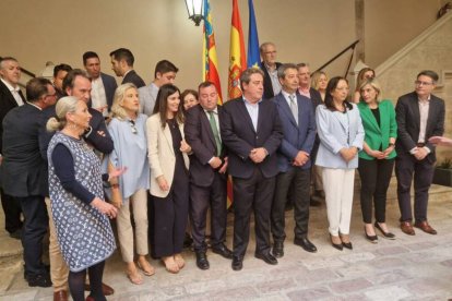 El vicepresidente Vicente Barrera con los consellers de Vox y los diputados de Vox en Les Corts en la declaración institucional.