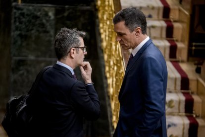 Félix Bolaños y Pedro Sánchez charlan en el Congreso.