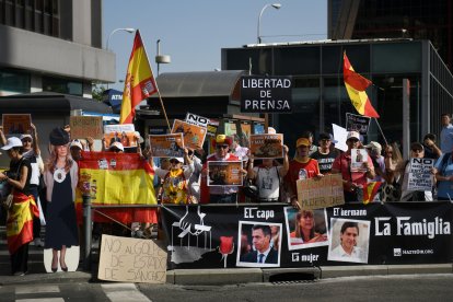 Manifestantes durante la llegada a los juzgados de Plaza Castilla de Begoña Gómez para declarar ante el juez Peinado.