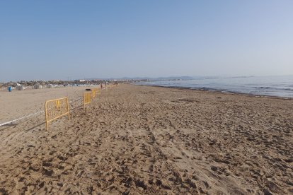 Reabren al baño la playa del Cabanyal tras comprobar que el agua está "limpia"