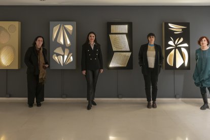 La secretaria autonómica, Pilar Tébar Martínez, la directora adjunta de l’IVAM, Sonia Martínez; la concejal de Alicante, Nayma Beldjilali Pére y la conservadora  y responsable de les col·leccions del Museu d’Art Contemporani d’Alacant (MACA), Rosa Castells, presenten la mostra ‘Sempere a París’.
Fotografías Miguel Lorenzo