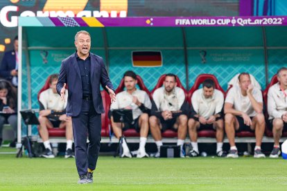 Hansi Flick durante un partido con Alemania en el Mundial de Catar 2022.