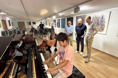 Visita al inicio del curso esta mañana con Itsván I.
Székely, concertista y pedagogo del curso, Pedro Lloret, concejal de
Cultura y Francesc Sempere, director de l’Auditori