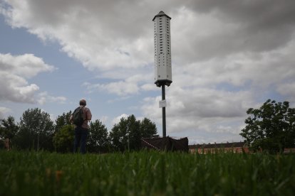 Torre para que aniden aves y murciélagos en Coria del Río, Sevilla.