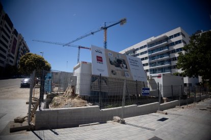 El edificio de viviendas del Plan Vive en construcción, a 10 de julio de 2024, en Madrid (España). Hoy se ha abierto el plazo de inscripción para optar a una de las 332 viviendas de alquiler asequible del Plan Vive de la Comunidad de Madrid en el barrio de Valdebebas. Las viviendas, actualmente en construcción, son de uno, dos y tres dormitorios, y se ofertarán en régimen de alquiler VPPL. Las primeras entregas están previstas para principios de 2025.
10 JULIO 2024;INSCRIPCIÓN;ALQUILER;PLAN VIVE;COMUNIDAD DE MADRID;VIVIENDAS;RECURSOS
Eduardo Parra / Europa Press
10/7/2024