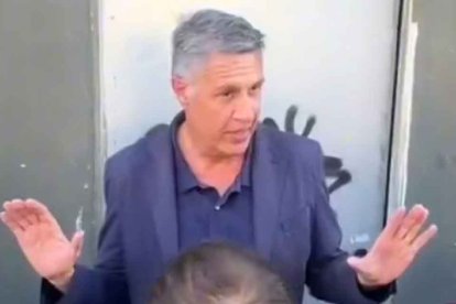 Xavier García Albiol ante el local okupado calma a los vecinos