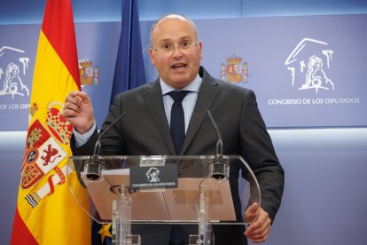 El portavoz del PP en el Congreso, Miguel Tellado, durante una rueda de prensa en el Congreso.