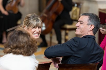 El presidente del Gobierno, Pedro Sánchez, y su mujer, Begoña Gómez, durante la imposición de condecoraciones con ocasión del X aniversario de la Proclamación de Su Majestad el Rey, en el Palacio Real, a 19 de junio de 2024, en Madrid (España). El Rey Felipe VI conmemora sus diez años en el trono con un acto en el Palacio Real en el que se condecora a 19 españoles por sus servicios a los demás con la orden del Mérito Civil.
19 JUNIO 2024;ANIVERSARIO;CONDECORACIONES;PROCLAMACIÓN;REY
Diego Radamés / Europa Press
(Foto de ARCHIVO)
19/6/2024