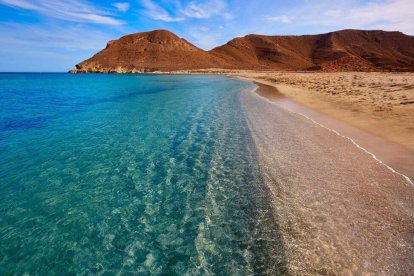 Los Genoveses es una de las más extensas del Cabo de Gata y más arenosa.