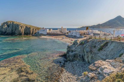 El encanto de la playa y del pequeño pueblo de pescadores de la Isleta del Moro (Níjar).