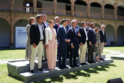 Varios de los presidentes y presidentas autonómicos del PP junto a Feijóo en un acto del partido.