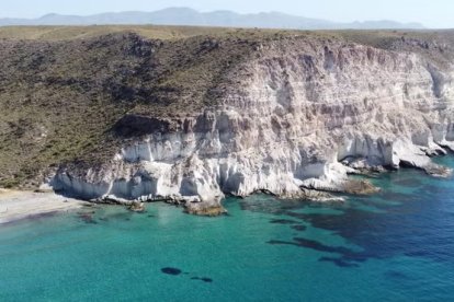 La cala de Enmedio es una de las más buscada por sus blancas formaciones rocaosas.