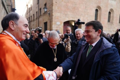 El presidente del Consejo Social de la Universidad de Salamanca, Ignacio Sánchez Galán (i), junto al presidente de la Junta de Castilla y León, Alfonso Fernández Mañueco (d), a su llegada al acto de investidura como Doctor Honoris Causa de la USAL, a título póstumo, a Miguel de Unamuno, en el paraninfo de la USAL, a 6 de marzo de 2024, en Salamanca, Castilla y León (España). La Universidad de Salamanca (USAL) ha nombrado a Miguel de Unamuno como Doctor Honoris Causa, doctorado que le ha concedido a título póstumo. Con este acto la institución académica reconoce a quien fuera rector del Estudio salmantino durante casi 20 años en tres periodos distintos entre 1900 y 1936.
06 MARZO 2024;USAL;DOCTOR;DOCTORADO;LITERATURA;ESCRITOR;CULTURA;UNIVERSIDAD;ESTUDIOS
Manuel Laya / Europa Press
(Foto de ARCHIVO)
06/3/2024