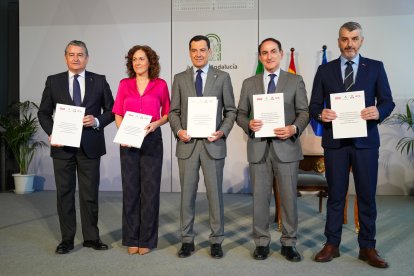 El presidente de la Junta, Juanma Moren junto Javier González de Lara (CEA), Nuria López (CCOO), Óskar Martín.(UGT) y el consejero de la Presidencia, Antonio Sanz, en el palacio de San Telmo.