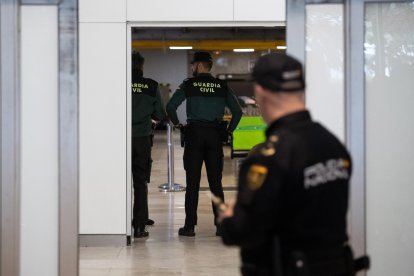 Dos agentes de la Guardia Civil en la puerta de llegadas de la terminal T1 del Aeropuerto Adolfo Suárez Madrid Barajas.