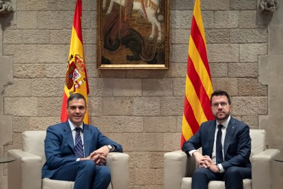 El presidente del Gobierno, Pedro Sánchez, y el de la Generalitat en funciones, Pere Aragonès, antes de su reunión de este miércoles.