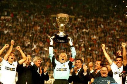 Santi Cañizares alzando la copa de la liga