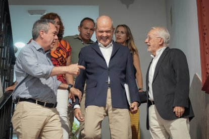 El expresidente de la Junta de Andalucía, Manuel Chaves con Juan Espadas y otros dirigentes del PSOE en la sede de Sevilla.