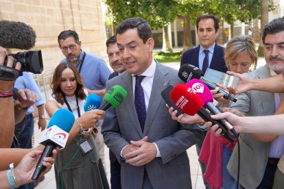 El presidente de la Junta de Andalucía, Juanma Moreno, atiende a los medios en el Parlamento andaluz.
FRANCISCO J. OLMO/EUROPA PRESS
11/7/2024