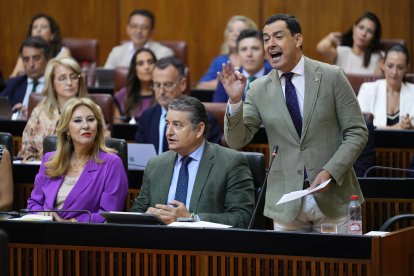 El presidente de la Junta de Andalucía, Juanma Moreno, en el pleno del Parlamento.