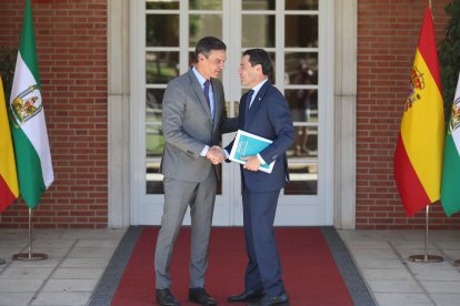 Imagen del presidente del Gobierno, Pedro Sánchez, y el de la Junta de Andalucía, Juanma Moreno, en La Moncloa el 28 de julio de 2022.