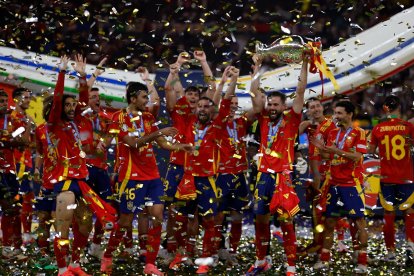 Los jugadores de la Selección celebran el triunfo en la Eurocopa.