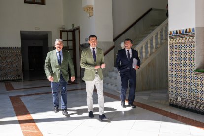 El presidente de la junta de Andalucía, Juanma Moreno, con el consejero de presidencia, Antonio Sanz, y el portavoz del PP-A Toni Martín.