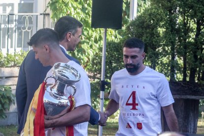El presidente del Gobierno Pedro Sánchez saludo al futbolista Daniel Carvajal