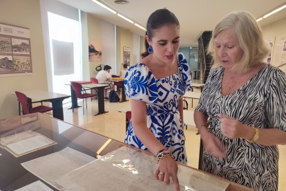 La concejala de Cultura del Ayuntamiento de Alicante, Nayma Beldjilali, y la directora del Archivo Histórico Municipal de Alicante, Susana Llorens