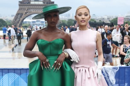 Cynthia Erivo (i) y Ariana Grande, en la ceremonia