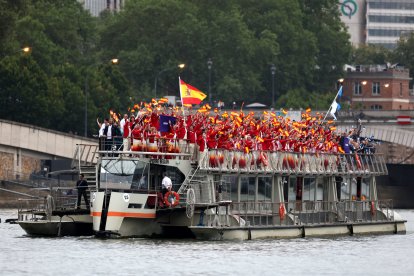 El bote de la delegación española, desfilando en el Sena