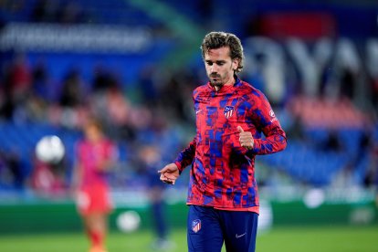 Antoine Griezmann calienta con el Atlético.