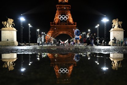 La Torre Eiffel, iluminada con los aros olímpicos