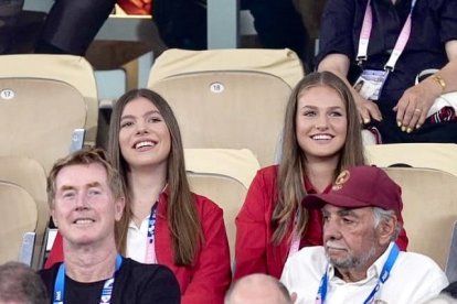 La Princesa Leonor y la Infanta Sofía durante el partido de dobles Nadal-Alcaraz.