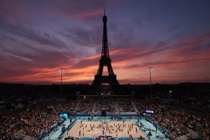 La torre Eiffel, París y voleyplaya. ¿Foto de los JJOO?