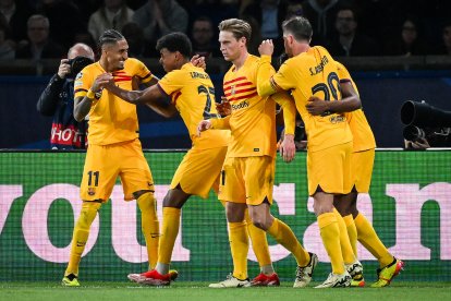 Los jugadores del Barcelona celebran un gol.