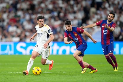 Brahim y Pedri luchan por un balón en un Clásico.