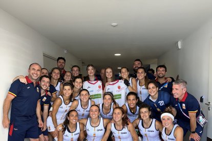 La Princesa Leonor y la Infanta Sofía, con las jugadoras de la selección de hockey hierba.