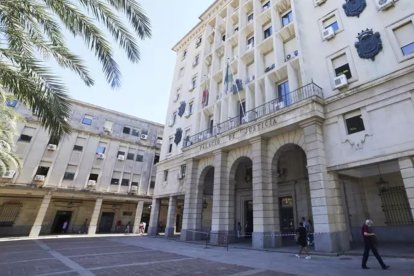 Fachada principal de la Audiencia Provincial de Sevilla.