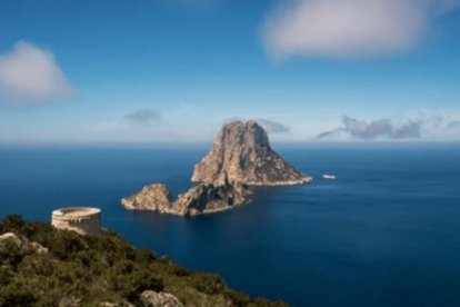 Vista de las islas de Es Vedra y Torre de Savinar desde la montaña