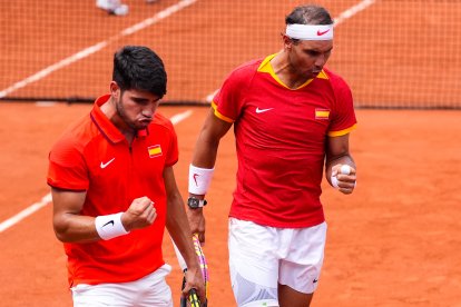 Alcaraz y Nadal, tras ganar un punto en su partido de octavos de final.