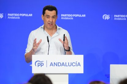 El presidente del Partido Popular Andaluz y de la Junta de Andalucía, Juanma Moreno interviene en el Comité regional del PP-A en Sevilla.