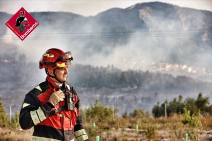 Bombero en el incendio de Benasau