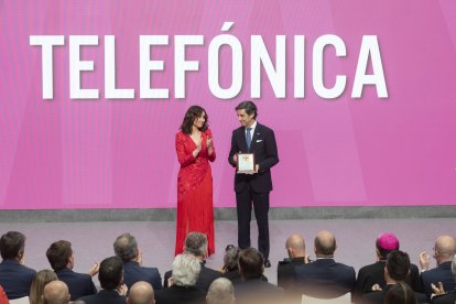 La presidenta de la comunidad de Madrid, Isabel Díaz Ayuso, entrega la distinción al presidente ejecutivo de Telefónica, José María Álvarez-Pallete, durante la entrega de Grandes Cruces de la Orden del Dos de Mayo, en la Real Casa de Correos, a 2 de mayo de 2024, en Madrid (España). El Consejo de Gobierno de la Comunidad de Madrid aprobó el pasado 24 de abril la concesión de la Gran Cruz de la Orden del Dos de Mayo a 15 personalidades, instituciones y entidades sociales como reconocimiento por los servicios prestados a la sociedad. La ceremonia de entrega ha tenido lugar en la Real Casa de Correos, sede del Gobierno regional, durante el acto institucional del Día de la Comunidad de Madrid, el 2 de mayo.
02 MAYO 2024;MADRID;RECONOCIMIENTO GRANDES CRUCES;TRAYECTORIAS PROFESIONALES;2 DE MAYO
Alberto Ortega / Europa Press
(Foto de ARCHIVO)
02/5/2024